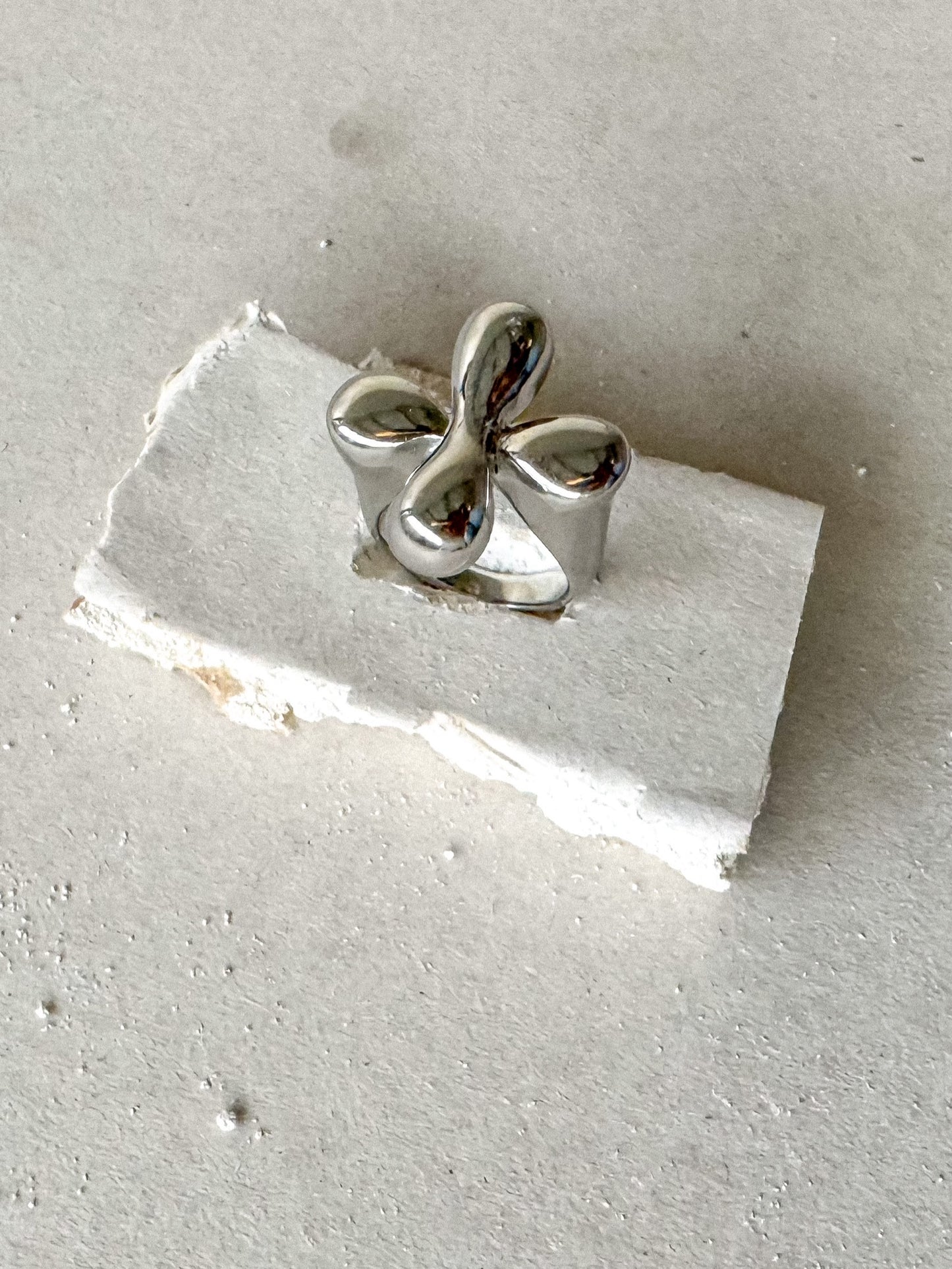 Anillo ‘’LUCKY SILVER FLOWER’’