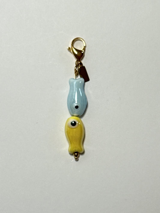 Charm ''PIQUITO'' azul pastel y amarillo