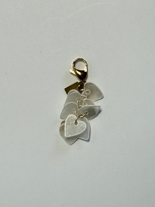 Charm ''LLUVIA DE CORAZONES'' blanco roto